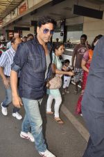 Akshay Kumar leave for Dubai on 7th Nov 2012 (6).JPG